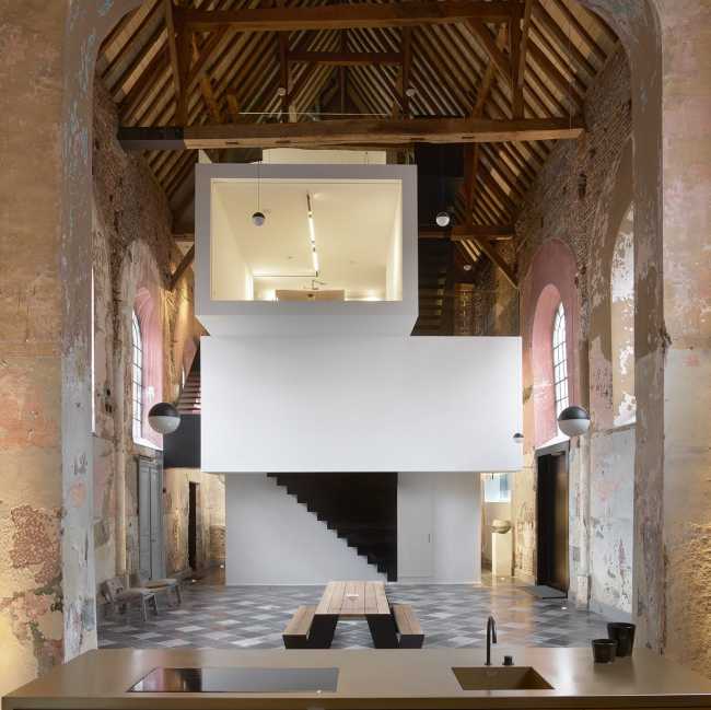 The new volume is positioned in the center of the main nave